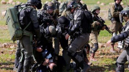 الاحتلال الإسرائيلي يعتقل 32 فلسطينيا من الضفة الغربية 