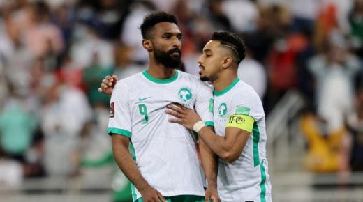 السعودية تقترب من المونديال بفوز صعب على عمان