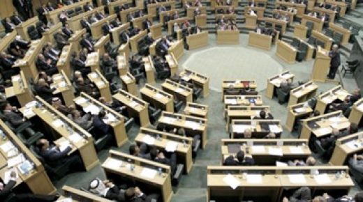 رئيس مجلس النواب الأردني "يعتذر" بعد فوضى وقتال بالأيدي بين نواب 