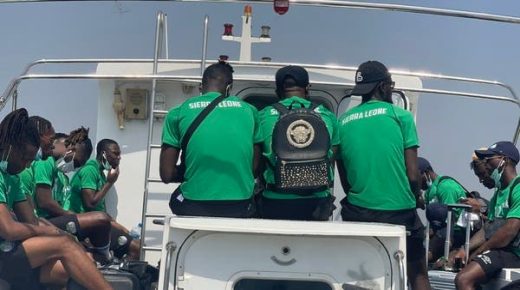 منتخب سيراليون يغادر متوجهاً إلى الكاميرون على متن قارب 
