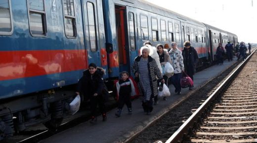 بالصور.. أعداد كبيرة من اللاجئين الأوكرانيين يفرون للجوار