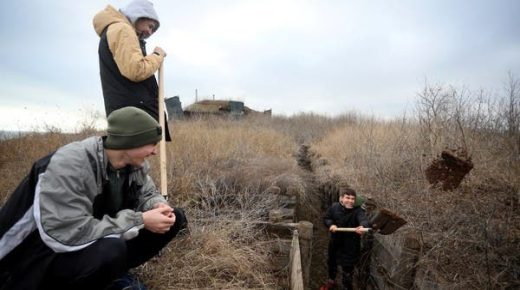 خوفاً من غزو روسي.. مراهقون أوكرانيون يحفرون الخنادق