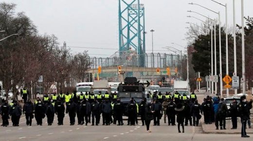 كندا.. إخلاء جسر استراتيجي من المحتجين على القيود الصحية
