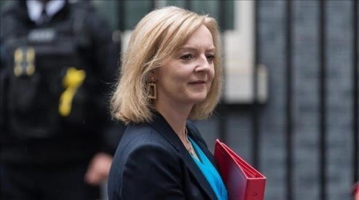 وزيرة خارجية بريطانيا تطرد السفير الروسي من مكتبها