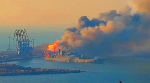 شاهد هجوما بالصواريخ يدمّر سفينة إنزال روسية بمرفأ أوكراني 