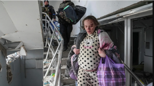 هذه قصة صورة المرأة الأوكرانية الحامل التي هزت ضمير العالم