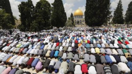 60 ألف فلسطينى يؤدون صلاة الجمعة بالمسجد الأقصى