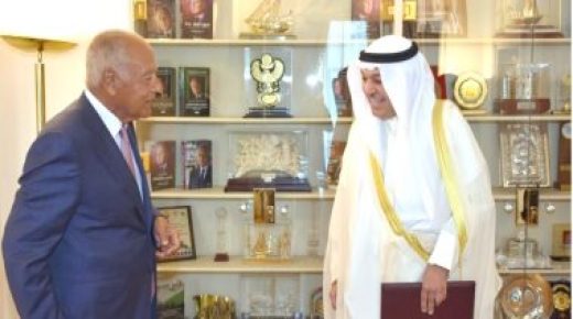 السفير غانم الغانم يقدم أوراق اعتماده مندوباً دائماً للكويت لدى الجامعة العربية