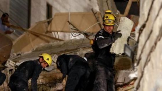انتشال شخص على قيد الحياة من تحت أنقاض المبنى المنهار فى الأردن
