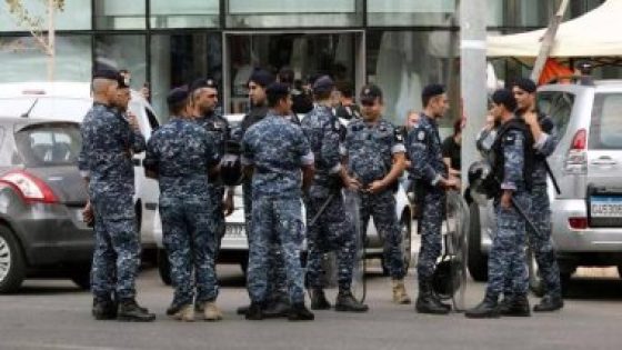 لبنانية تهدد بإحراق نفسها داخل أحد البنوك فى بيروت وتطالب باسترداد وديعتها