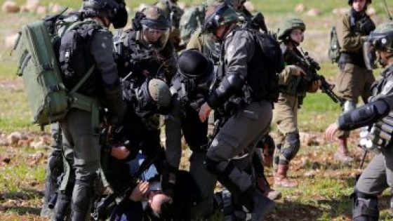 جيش الاحتلال يعتقل ثمانية فلسطينيين واندلاع مواجهات بالقدس ونابلس