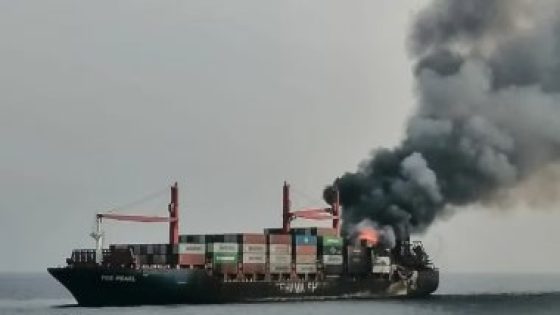 حرس الحدود السعودى ينقذ طاقم سفينة بنمية تعرضت لحريق فى مياه البحر الأحمر