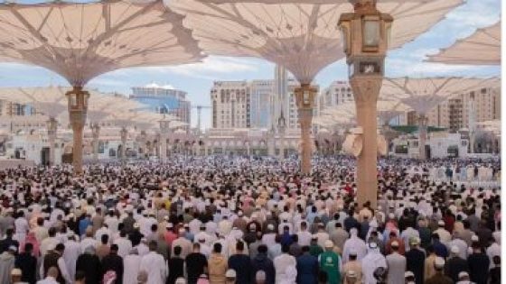 جموع المصلين يؤدون صلاة الجمعة الأولى من رمضان بالمسجد النبوى.. صور