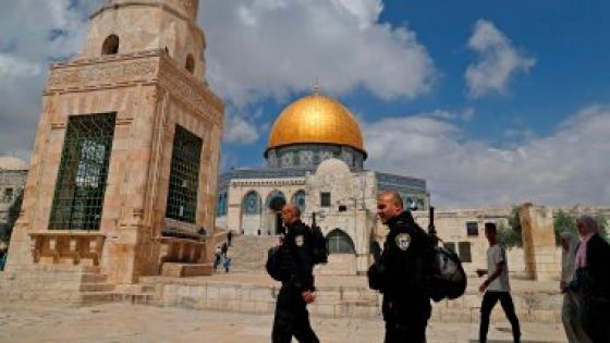 عشرات المستوطنين يقتحمون الأقصى بحماية شرطة الاحتلال الإسرائيلى