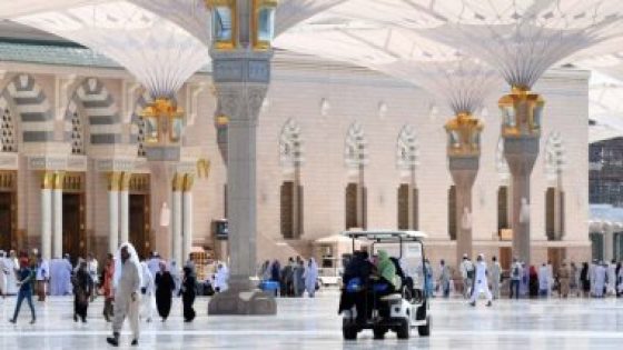 خدمات إنسانية لـ 700 ألف حاج فى ساحات المسجد النبوي ..صور
