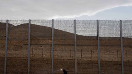 الاحتلال الإسرائيلي يعطي الضوء الأخضر لبناء مقطع جديد من الجدار جنوب الضفة