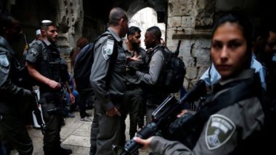 الاحتلال الاسرائيلي يعتقل 3 مقدسيين ويجدد الإقامة الجبرية لرئيس الهيئة المقدسية لمناهضة التهويد