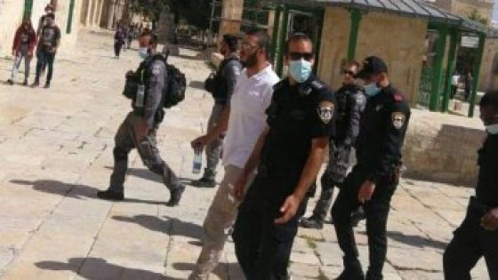 مستوطنون إسرائيليون يؤدون طقوسا تلمودية في محيط المسجد الأقصى المبارك