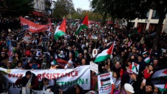 آلاف الفرنسيين يشاركون فى مسيرات حاشدة بباريس لوقف العدوان على غزة.. فيديو