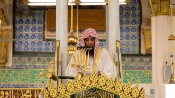 خطيب المسجد النبوي باكيا: القلب يعتصر ألما لما حل بغزة من نكبة