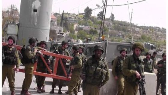 قوات إسرائيلية تعتقل فلسطينيين من مخيم الجلزون.. والغارات تقتل صحفيا بغزة