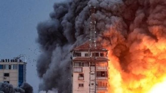 طائرات الاحتلال تُدمر برج ذو النورين السكنى قرب مفترق السرايا وسط مدينة غزة