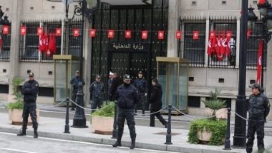 وزير داخلية تونس يدعو الأمن لرفع درجة الاستعداد للحفاظ على استقرار البلاد